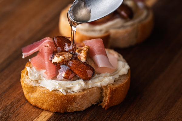 【お歳暮ギフト】生はちみつ2個セット（アカシアとナッツ＆ハニー）【送料割引】